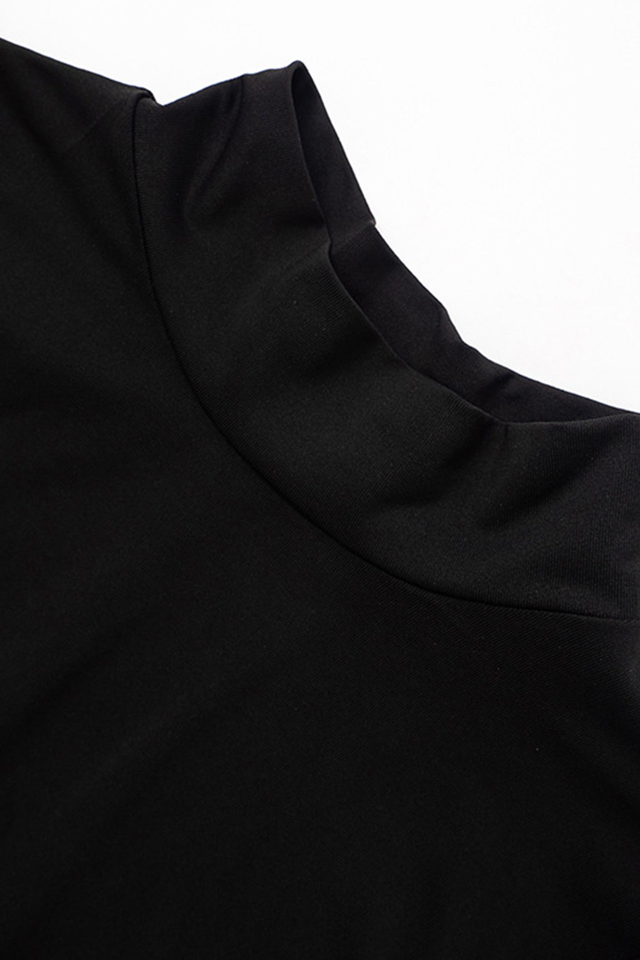 Schwarzes Tank-Kleid mit Stehkragen und Cut-Outs