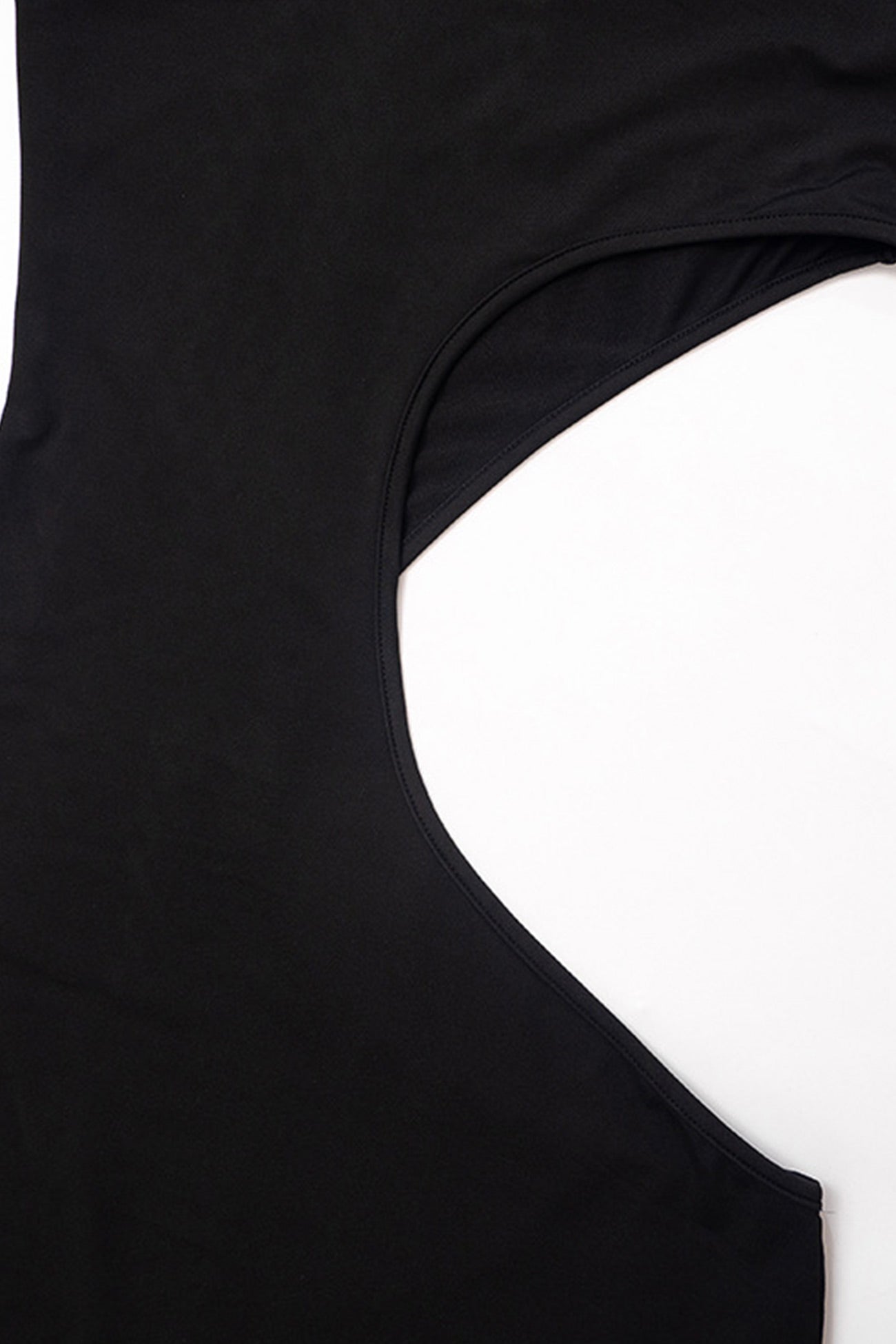 Schwarzes Tank-Kleid mit Stehkragen und Cut-Outs