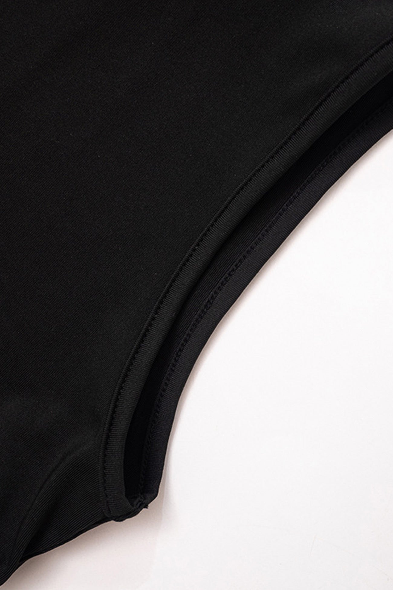 Schwarzes Tank-Kleid mit Stehkragen und Cut-Outs