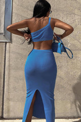 Blaues Kleid mit One-Shoulder-Ausschnitt und Schlitz hinten