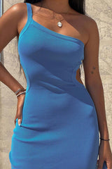 Blaues Kleid mit One-Shoulder-Ausschnitt und Schlitz hinten