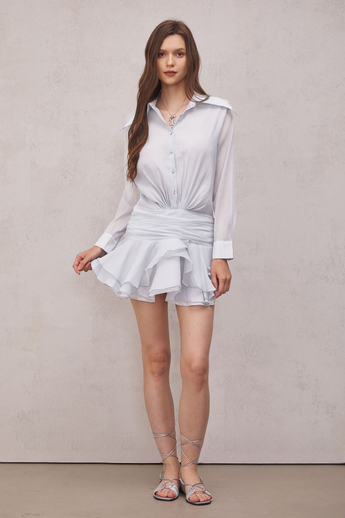 Brinley – Gerafftes Minikleid mit Rüschen in Weiß