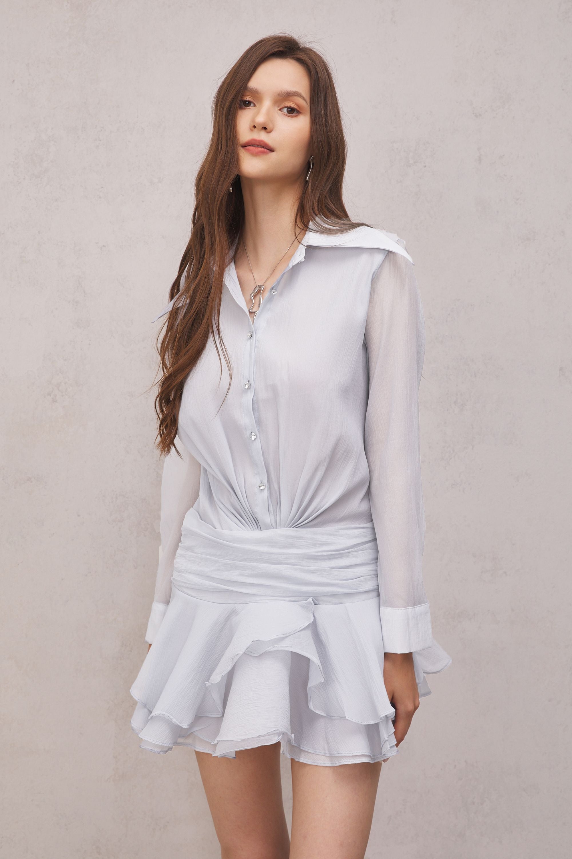 Brinley – Gerafftes Minikleid mit Rüschen in Weiß
