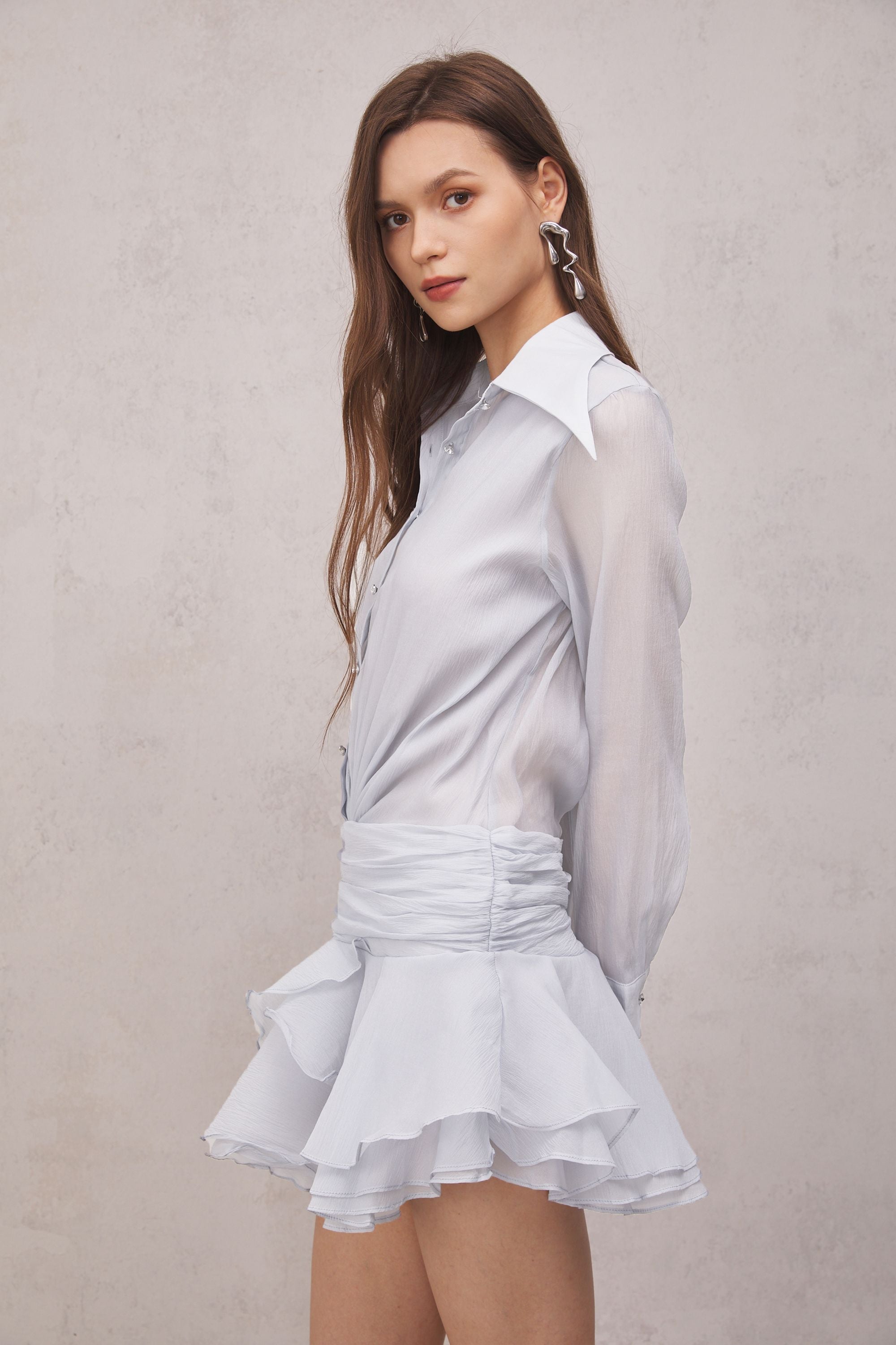 Brinley – Gerafftes Minikleid mit Rüschen in Weiß