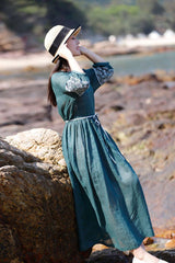 Kleid aus Ramie mit smaragdgrüner Stickerei 