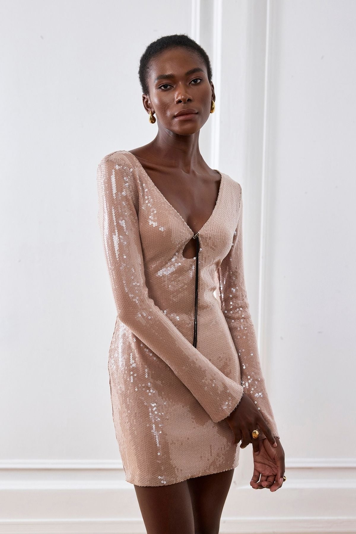 Aoibhe – Langärmliges Minikleid mit Pailletten in Aprikose