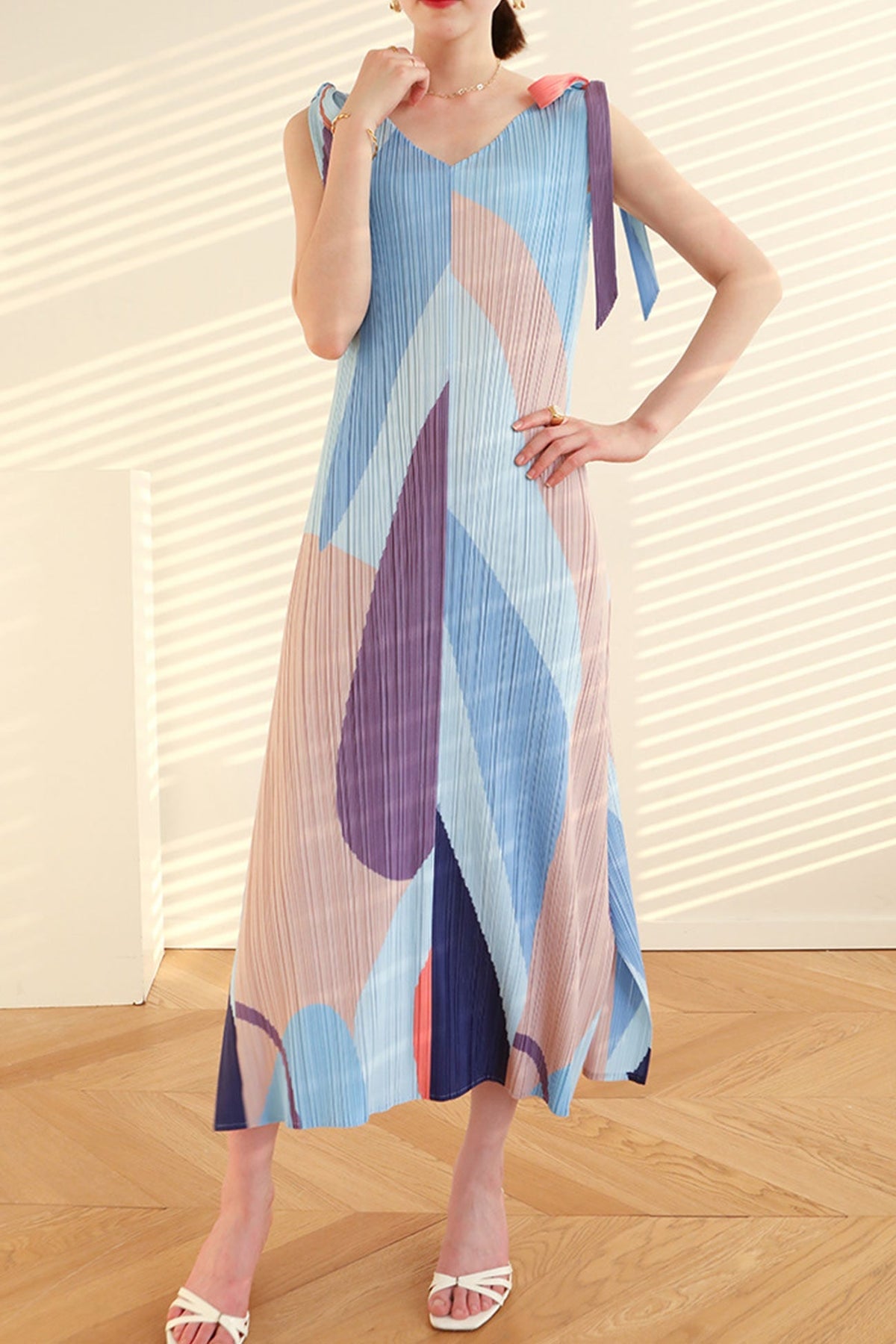 Vollständig plissiertes Kleid mit Bindeband an den Schultern