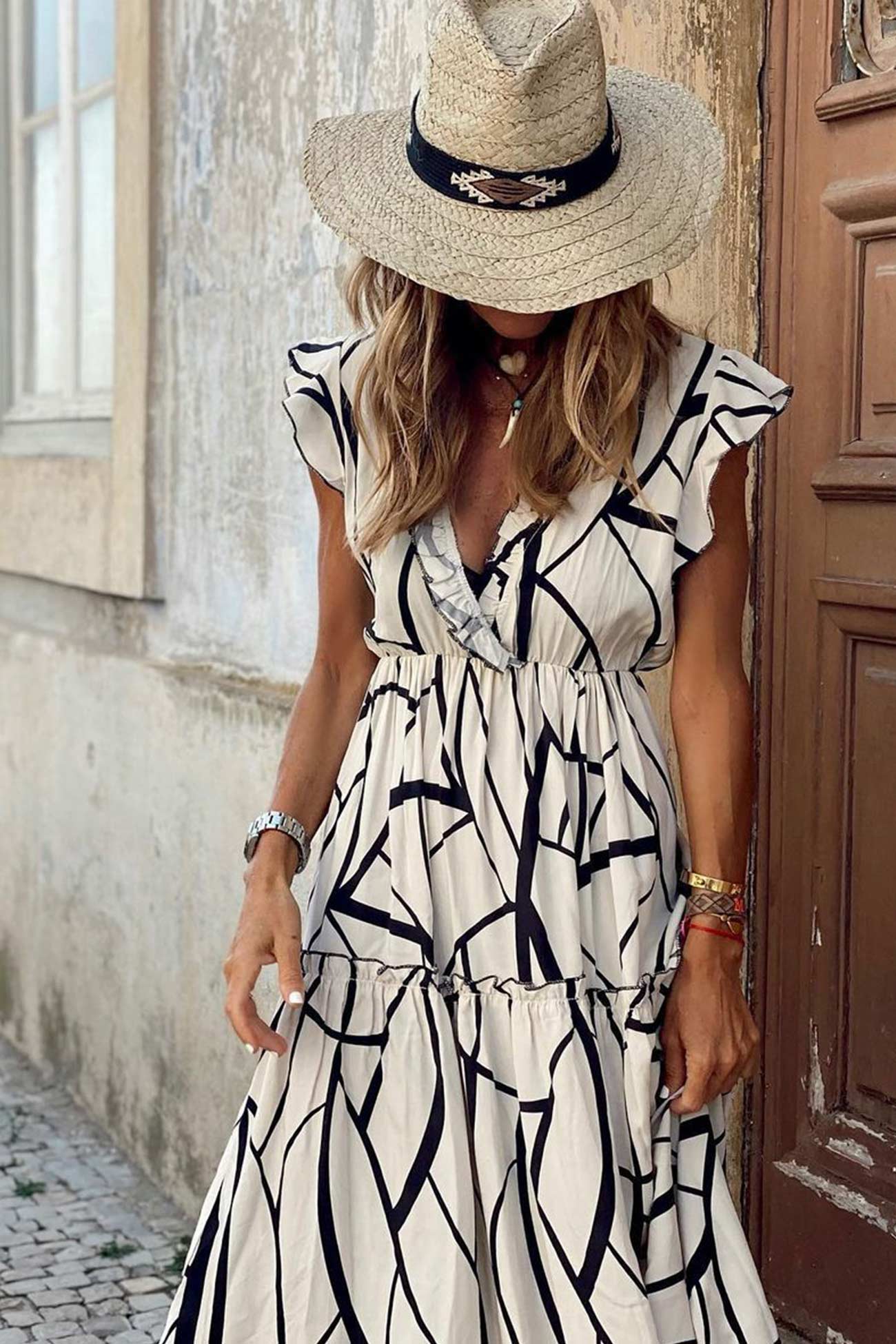 Maxikleid mit Rüschen und V-Ausschnitt und geometrischem Print