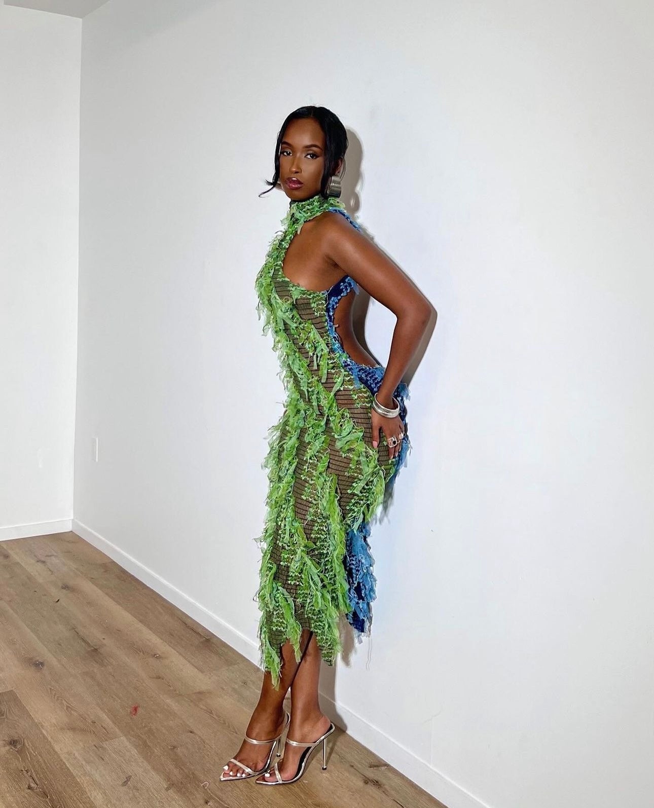 Blattgrünes Neckholder-Midikleid