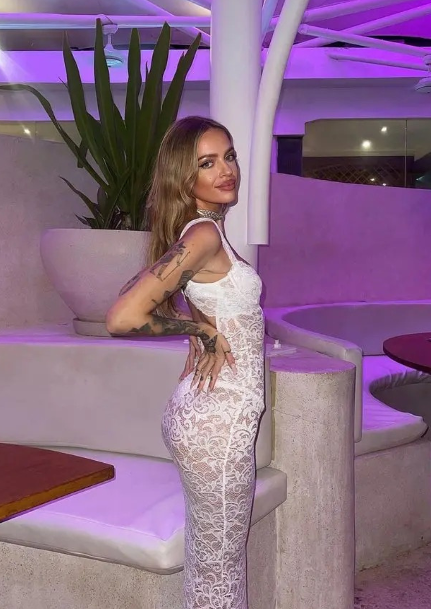 Weißes, figurbetontes Spitzenkleid