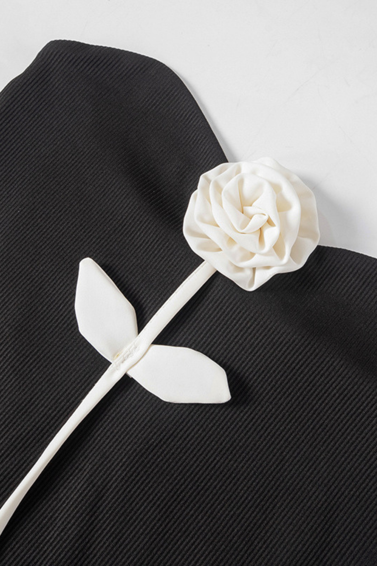 Kamryn Flower – Figurbetontes, trägerloses Top