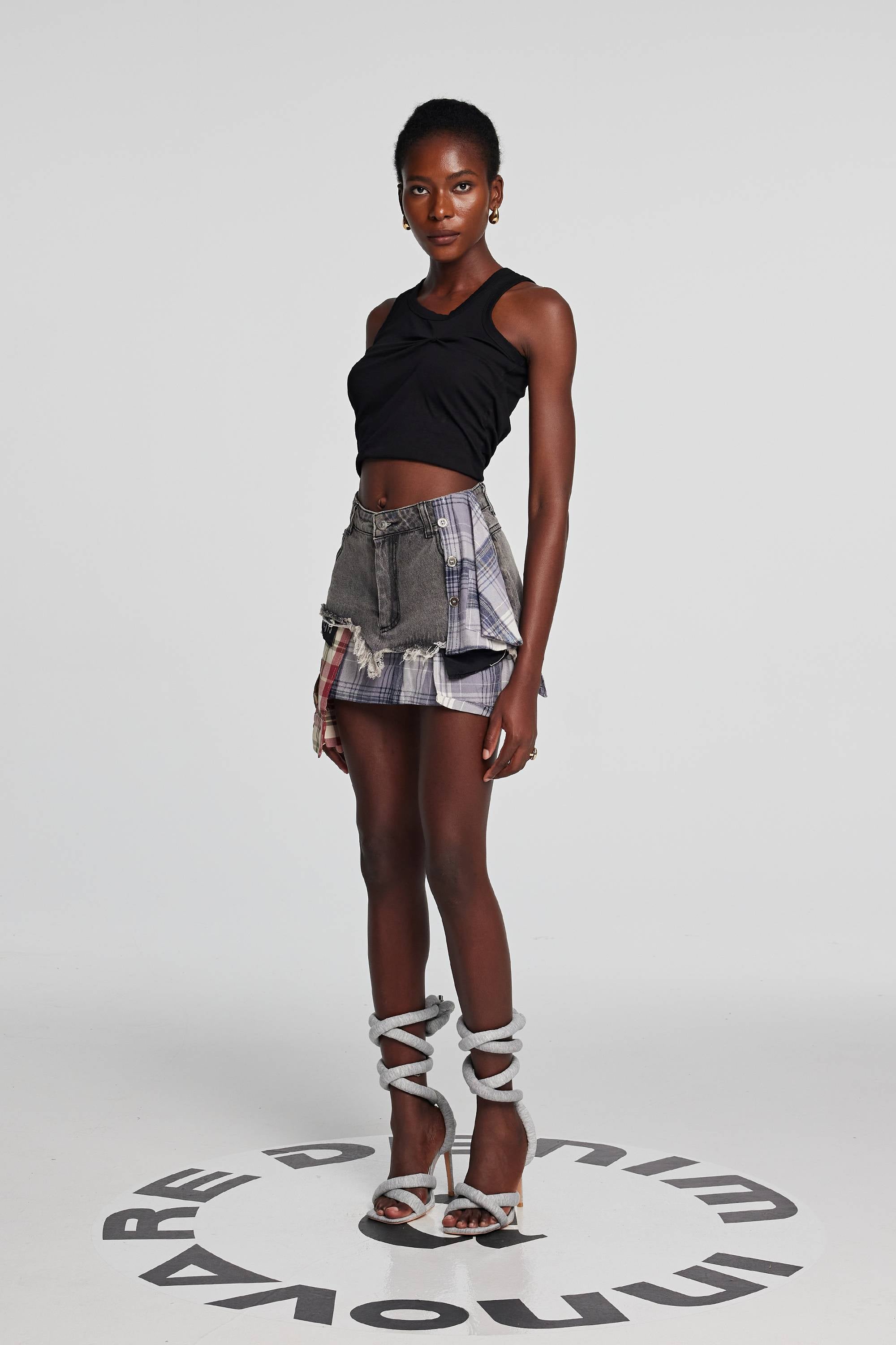 Kenna – Grid Deconstruct – Schwarzer Minirock mit Patchwork-Muster