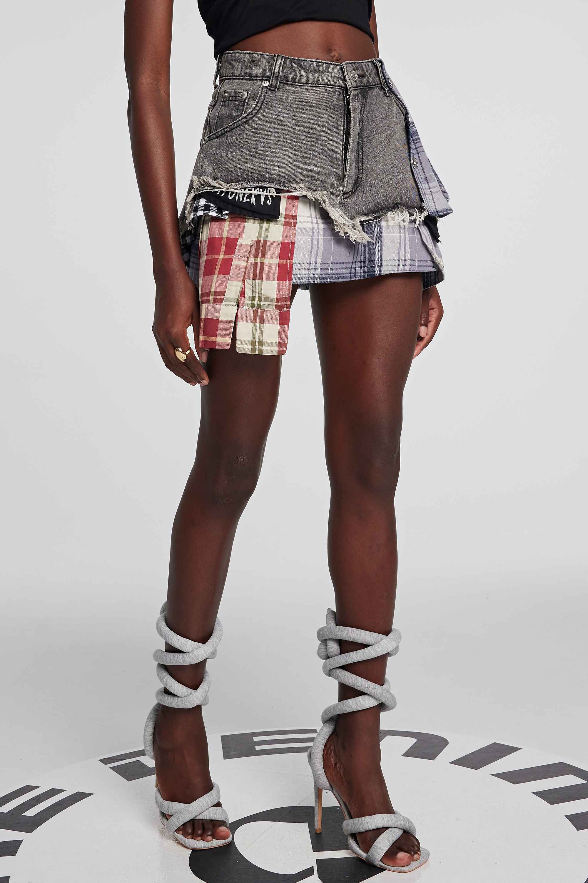 Kenna – Grid Deconstruct – Schwarzer Minirock mit Patchwork-Muster