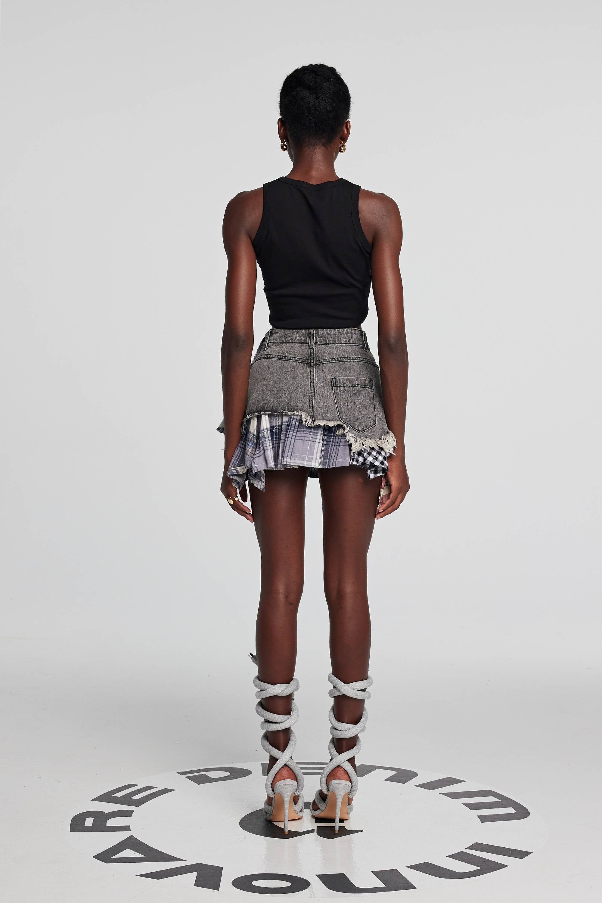 Kenna – Grid Deconstruct – Schwarzer Minirock mit Patchwork-Muster