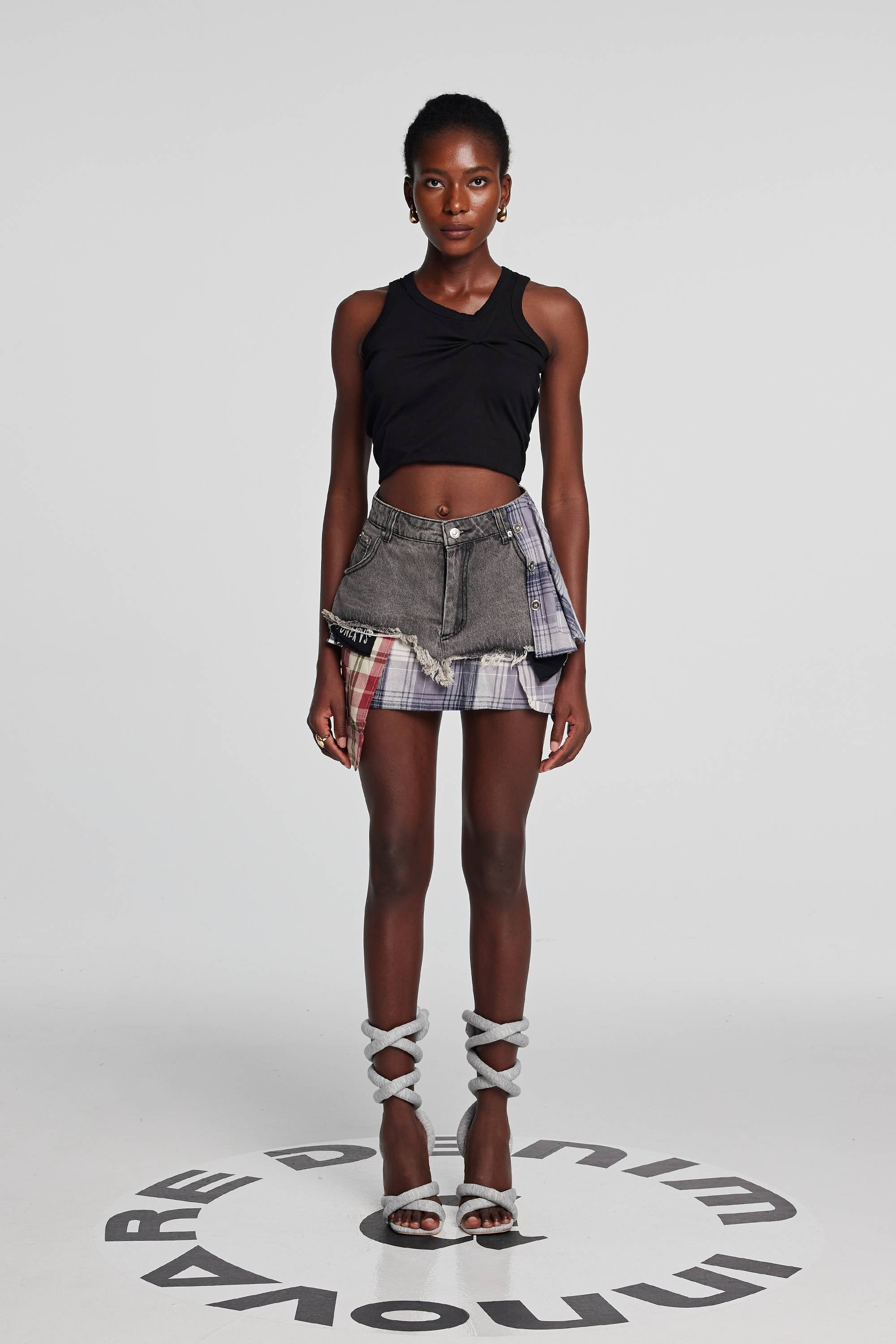 Kenna – Grid Deconstruct – Schwarzer Minirock mit Patchwork-Muster