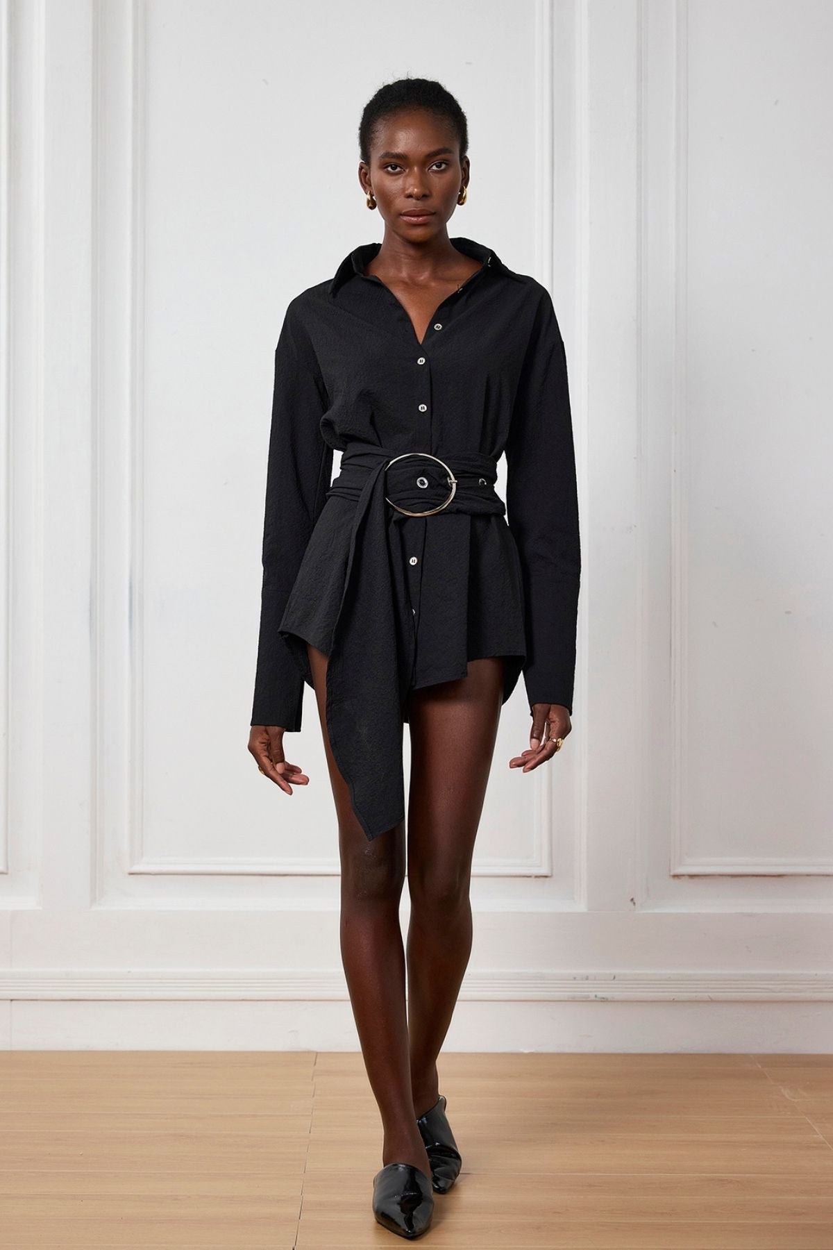 Kimora – Schwarzes Minihemdkleid mit Schnalle und Rüschen