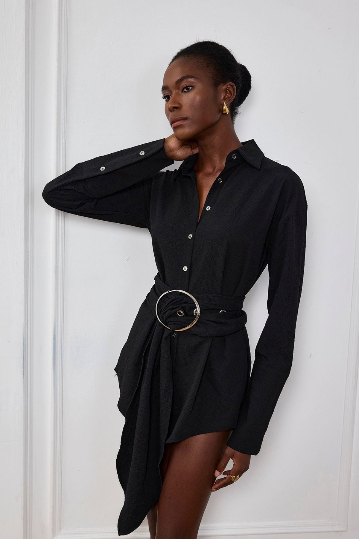 Kimora – Schwarzes Minihemdkleid mit Schnalle und Rüschen