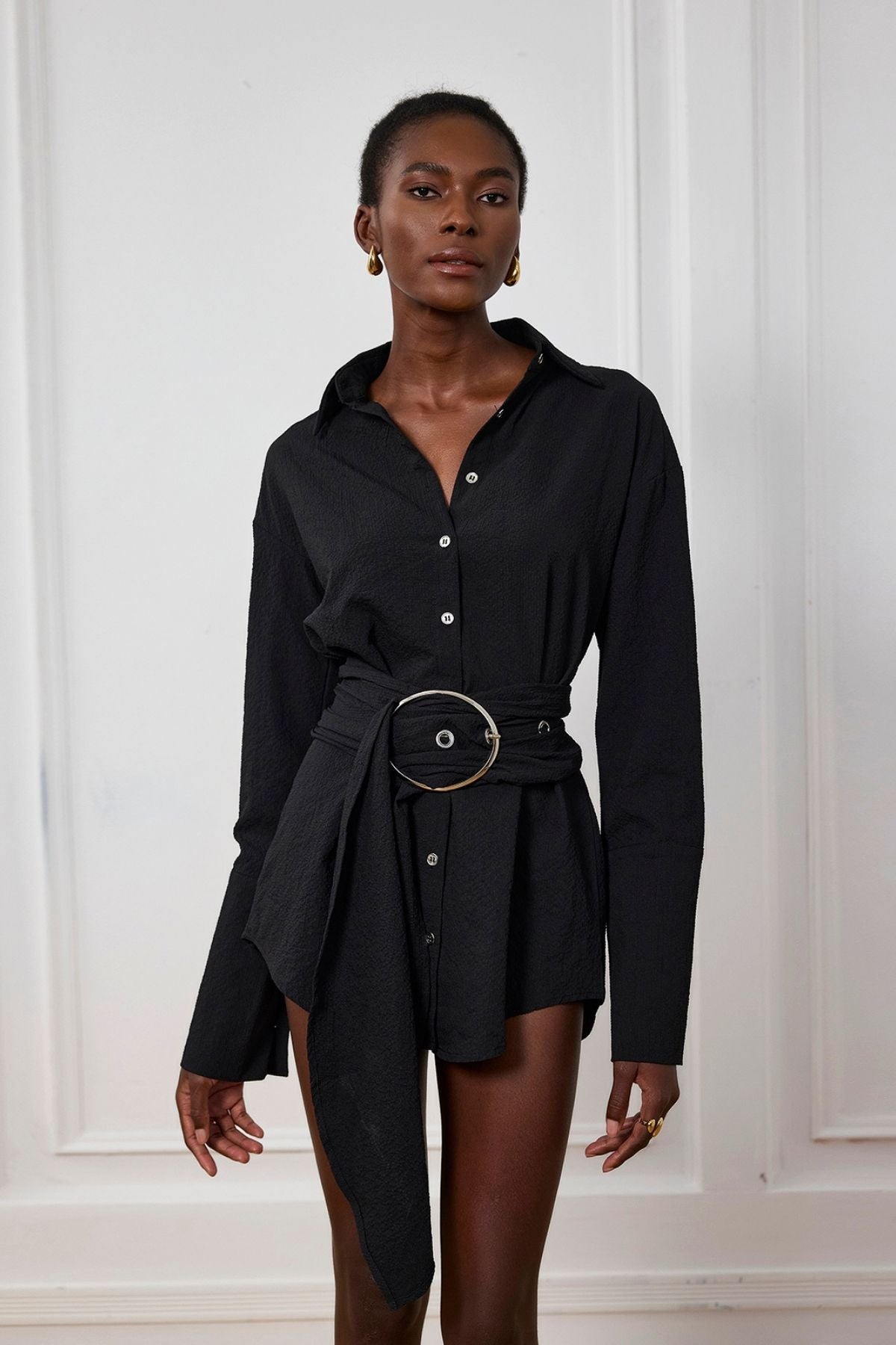 Kimora – Schwarzes Minihemdkleid mit Schnalle und Rüschen