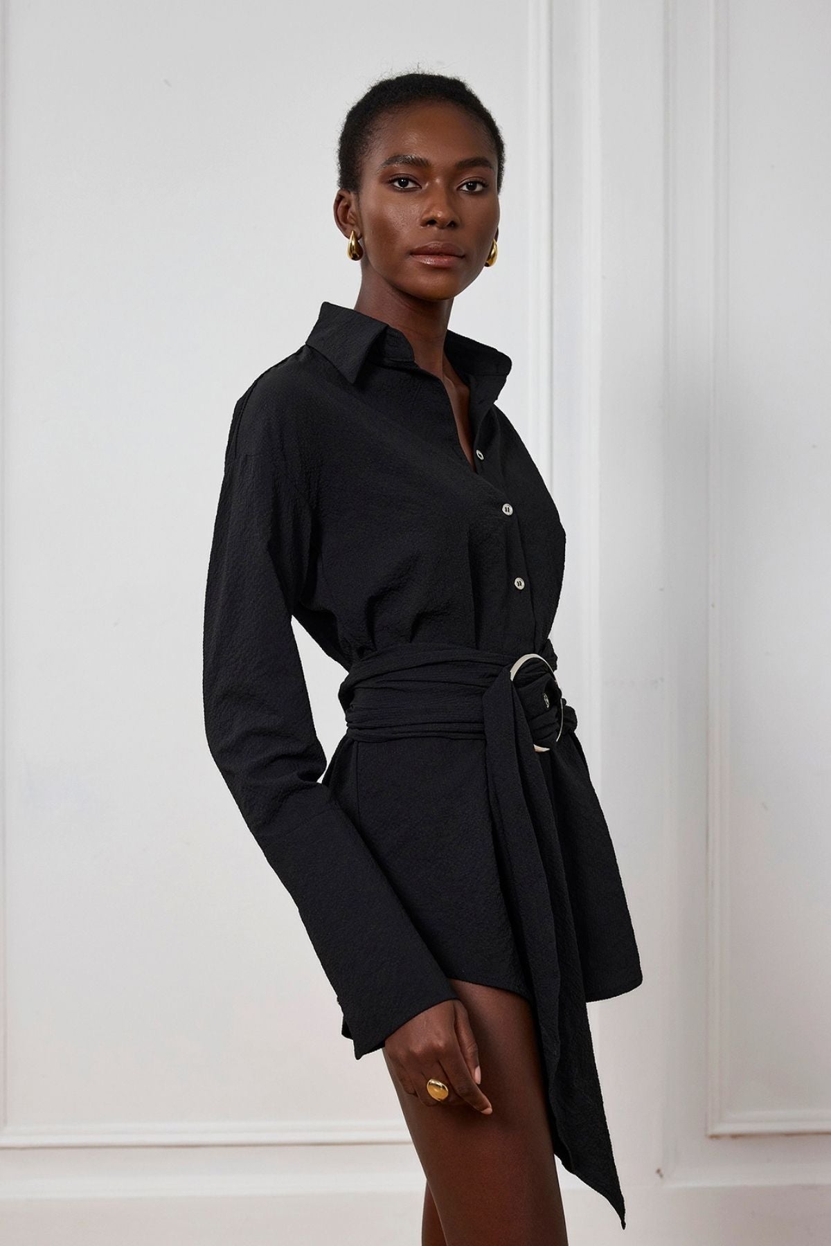 Kimora – Schwarzes Minihemdkleid mit Schnalle und Rüschen