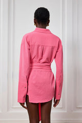 Kimora – Mini-Hemdkleid mit Schnalle und Rüschen in Rosa