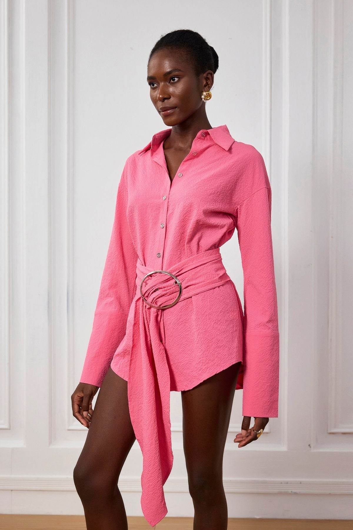 Kimora – Mini-Hemdkleid mit Schnalle und Rüschen in Rosa