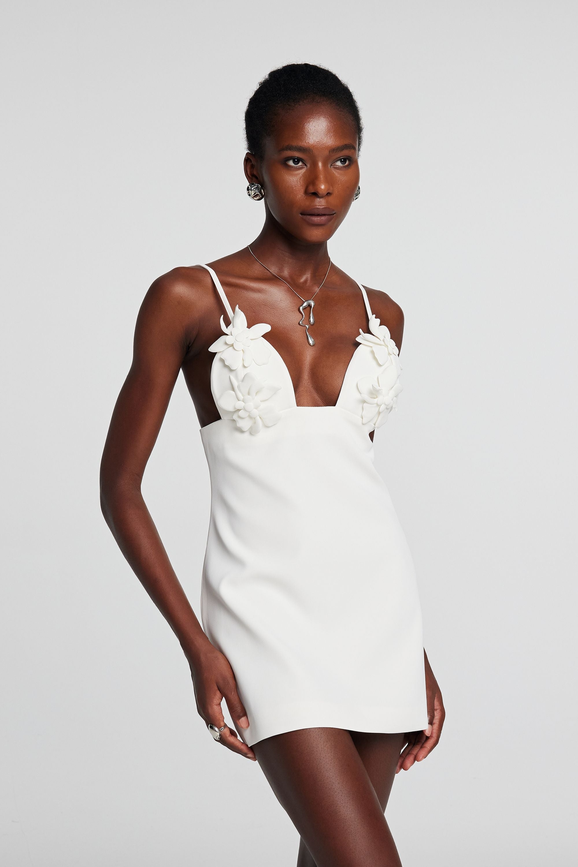Kira Flower – Rückenfreies Spaghetti-Minikleid in Weiß