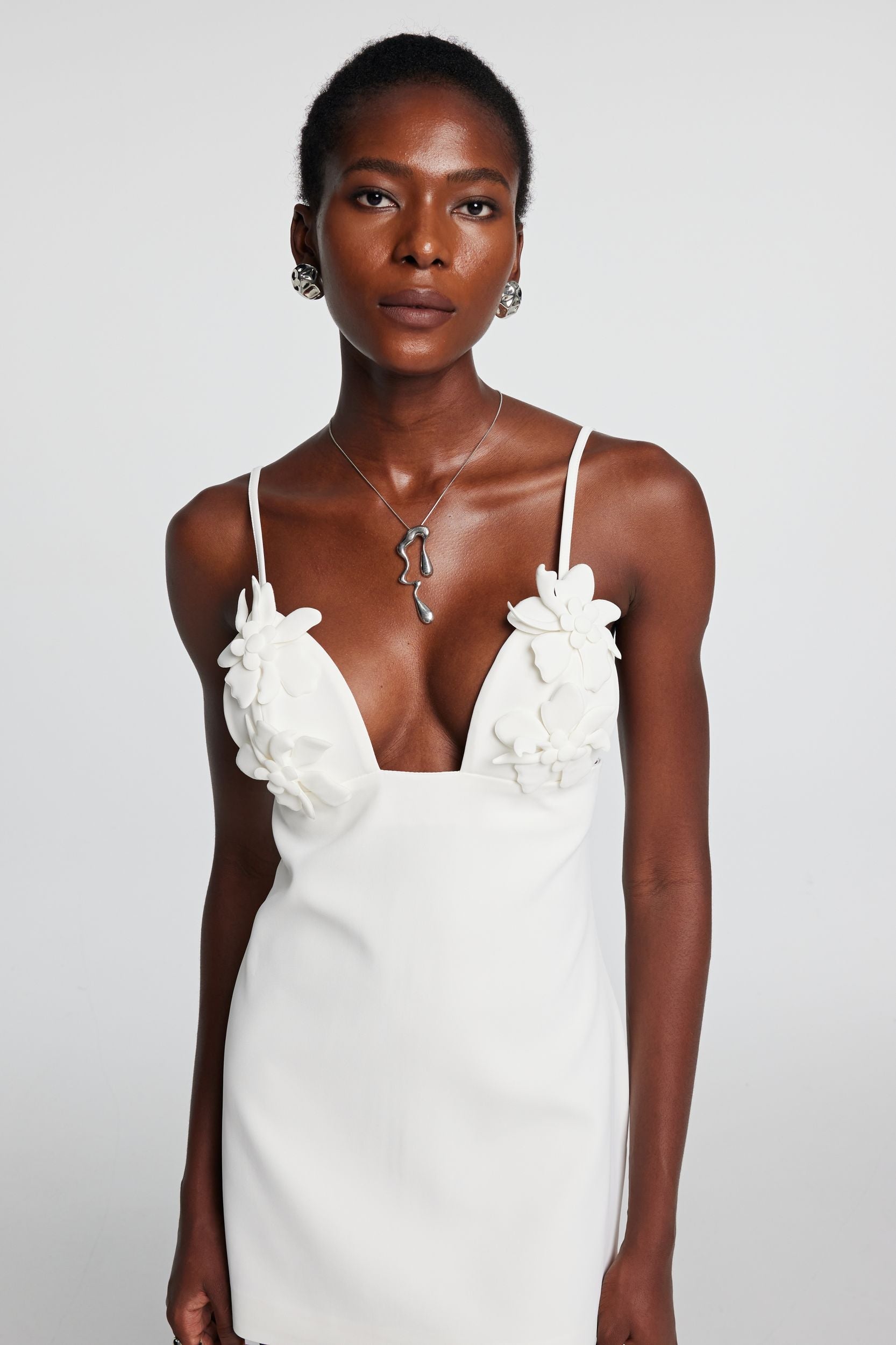 Kira Flower – Rückenfreies Spaghetti-Minikleid in Weiß