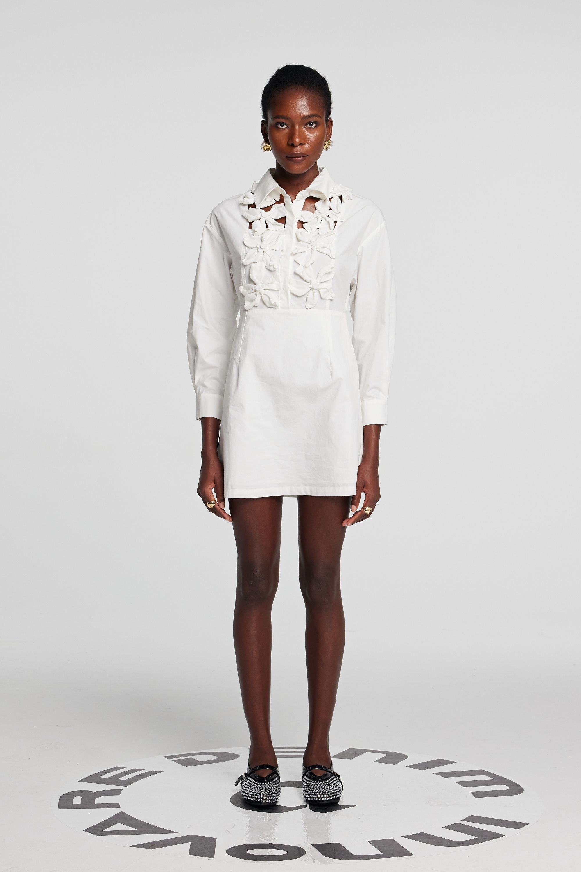Kira Minikleid mit langen Ärmeln und Hohlblumen