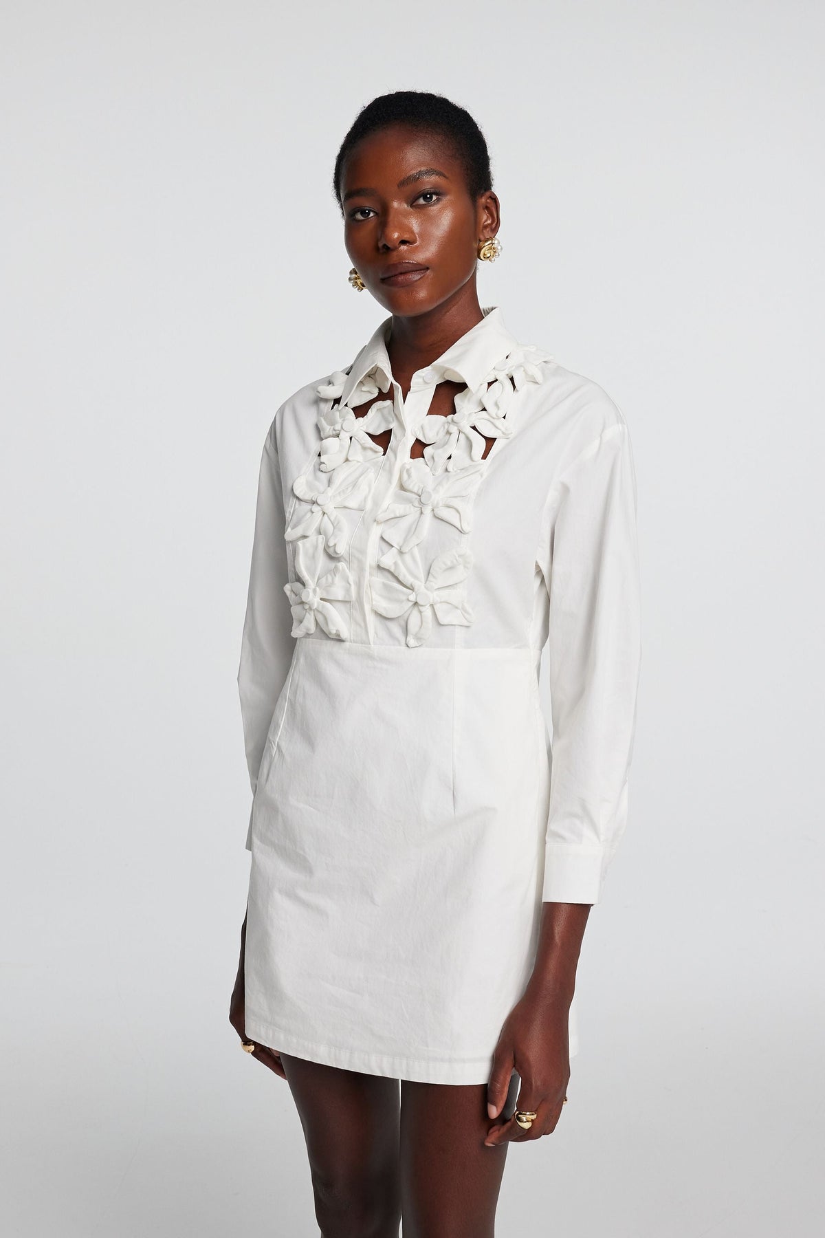 Kira Minikleid mit langen Ärmeln und Hohlblumen