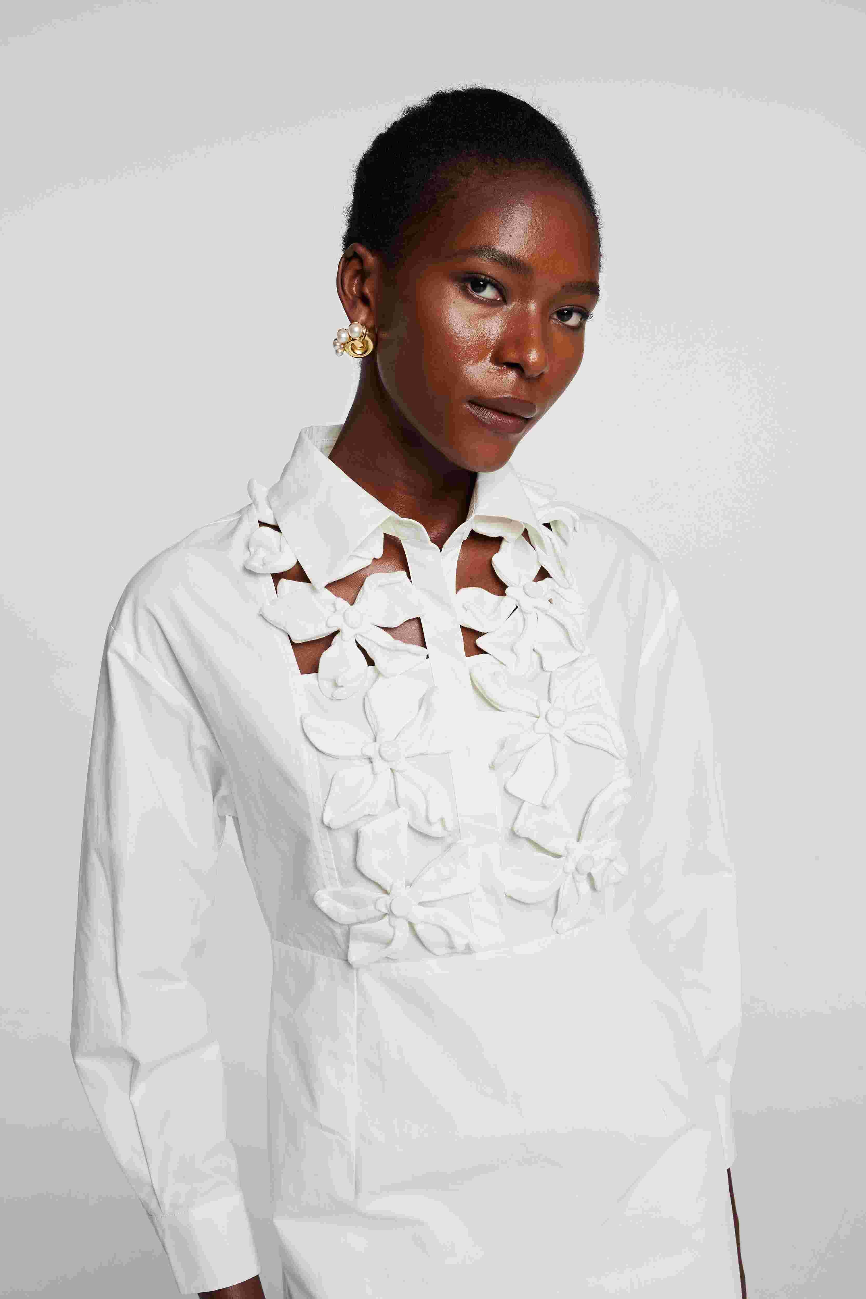 Kira Minikleid mit langen Ärmeln und Hohlblumen