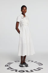 Kira Maxikleid mit Hohlblumen und kurzen Ärmeln