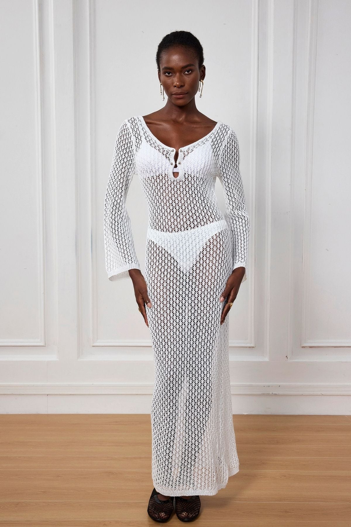 Lana – Weißes Maxikleid mit tiefem Ausschnitt und Strick