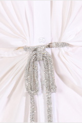 Macie – Weißes Minikleid mit Revers und Schleife