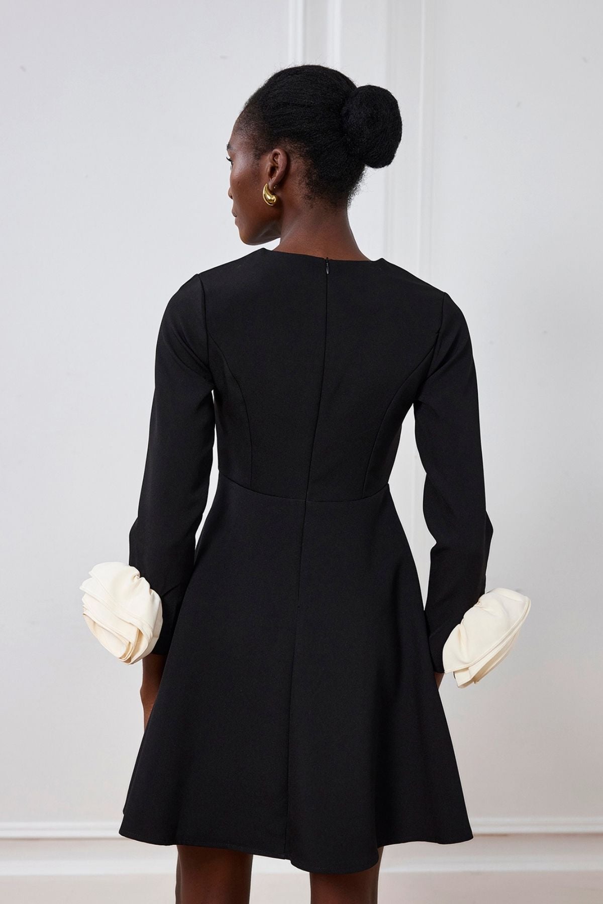 Magdalena – Figurbetontes Minikleid mit Blumenmuster und langen Ärmeln