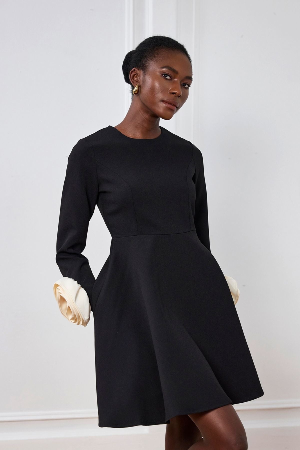 Magdalena – Figurbetontes Minikleid mit Blumenmuster und langen Ärmeln