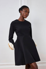 Magdalena – Figurbetontes Minikleid mit Blumenmuster und langen Ärmeln