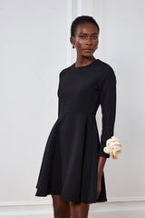 Magdalena – Figurbetontes Minikleid mit Blumenmuster und langen Ärmeln