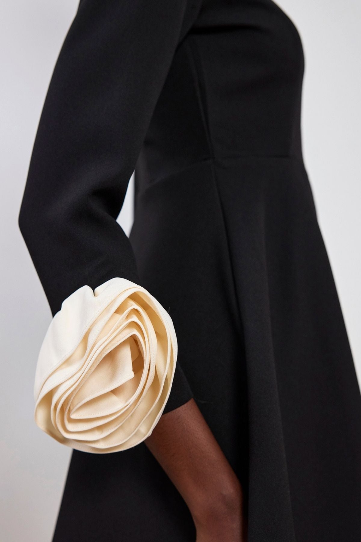 Magdalena – Figurbetontes Minikleid mit Blumenmuster und langen Ärmeln