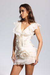 Maura – Asymmetrisches Minikleid mit V-Ausschnitt und Rüschen in Aprikose