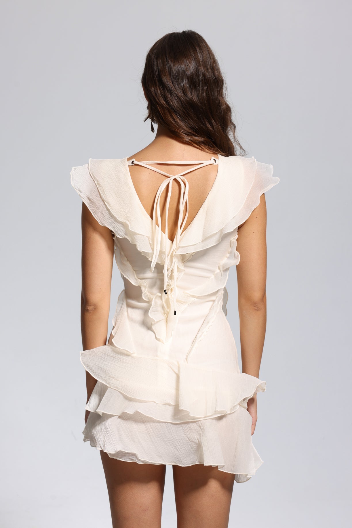 Maura – Asymmetrisches Minikleid mit V-Ausschnitt und Rüschen in Aprikose