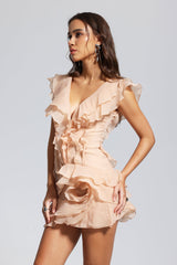 Maura – Asymmetrisches Minikleid mit V-Ausschnitt und Rüschen in Champagner