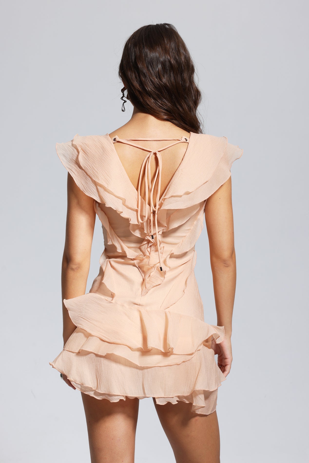 Maura – Asymmetrisches Minikleid mit V-Ausschnitt und Rüschen in Champagner