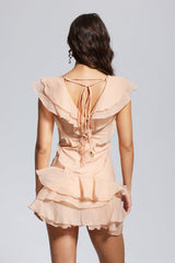 Maura – Asymmetrisches Minikleid mit V-Ausschnitt und Rüschen in Champagner