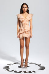 Maura – Asymmetrisches Minikleid mit V-Ausschnitt und Rüschen in Champagner