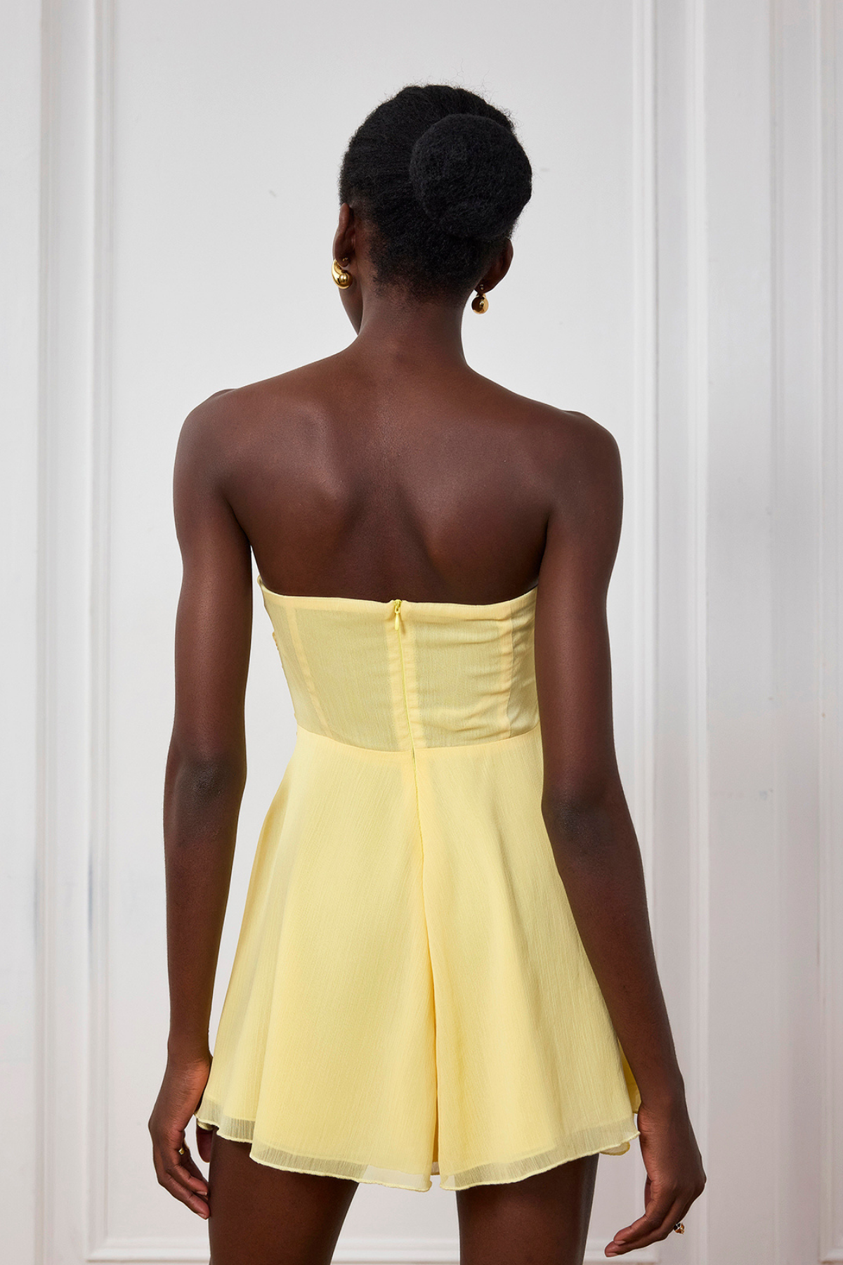 Nyra – Gelbes Minikleid mit Rüschen und Cut-outs aus Netzstoff