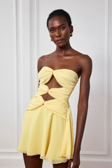 Nyra – Gelbes Minikleid mit Rüschen und Cut-outs aus Netzstoff