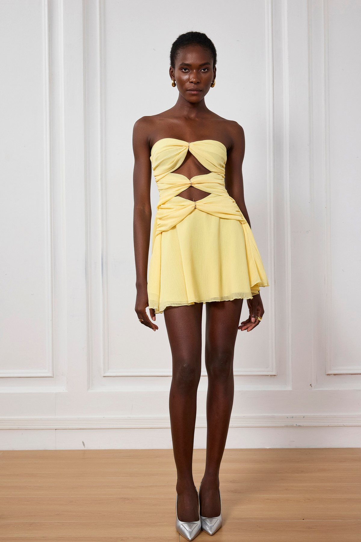 Nyra – Gelbes Minikleid mit Rüschen und Cut-outs aus Netzstoff