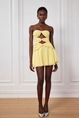 Nyra – Gelbes Minikleid mit Rüschen und Cut-outs aus Netzstoff