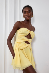 Nyra – Gelbes Minikleid mit Rüschen und Cut-outs aus Netzstoff