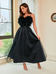Schwarzes Abendkleid aus Netzstoff mit Neckholder und Federn
